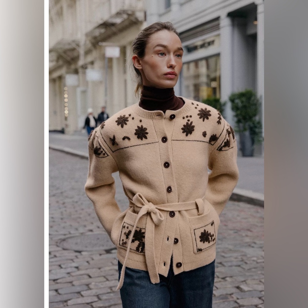 NWT Zara Women’s Wool blend Jacket Sweater embroidered flowers. large Beige 3920